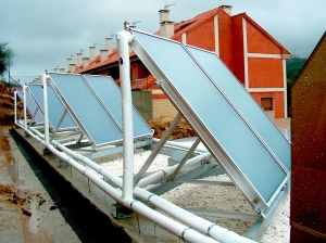 Instalación de paneles solares térmicos en una vivienda en Vilagarcía de Arousa.