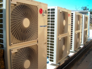 Unidades exteriores de aerotermia instaladas en Vilagarcía de Arousa.