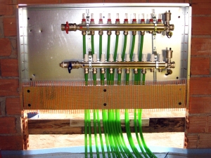 Colector de suelo radiante con tuberías verdes instaladas en una vivienda en Vilagarcía de Arousa.