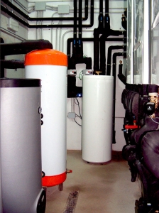 Sala técnica con depósitos de inercia y acumuladores de un sistema de aerotermia y energía solar térmica