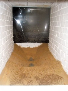 Silo de biomasa lleno de pellet para calefacción en una instalación en Cotobade.