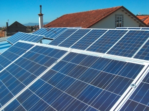 Instalación de paneles solares fotovoltaicos en la cubierta de una vivienda en Cambados