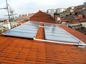 Instalación de paneles solares térmicos en la cubierta de un edificio en Vigo
