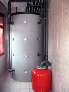 Depósito acumulador y equipo hidráulico de una instalación de energía solar térmica en Vigo